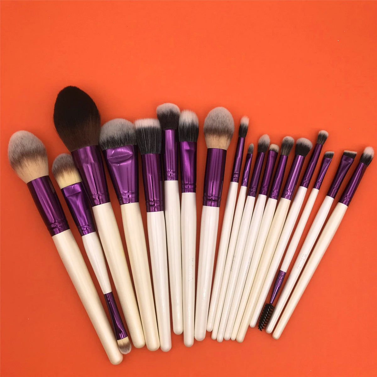 Soft Synthetic Makeup Brush Srt with Wooden Handles